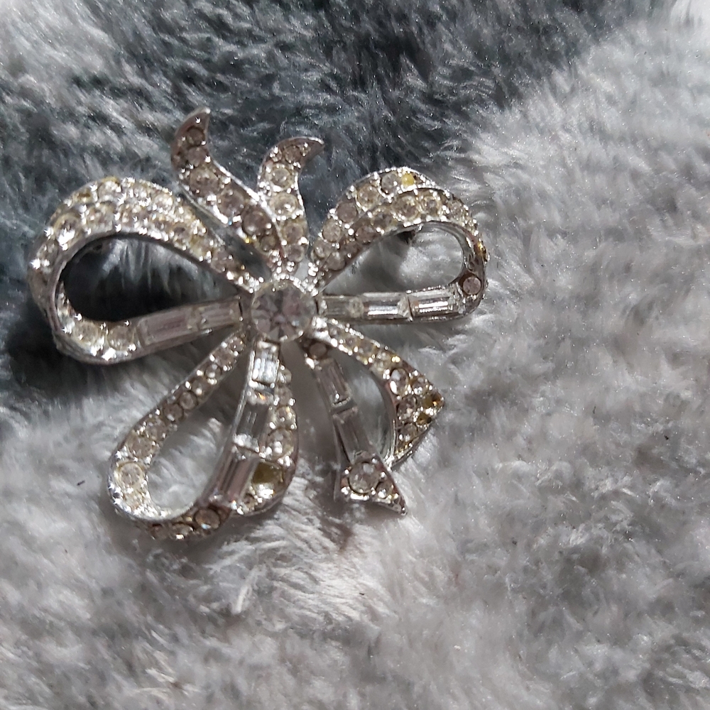 4 Sparkling Silver Broocs